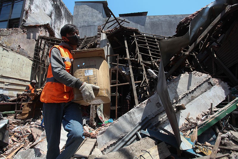 Toko Suku Cadang Sepeda Motor di Surabaya Ambruk - Bagian 1