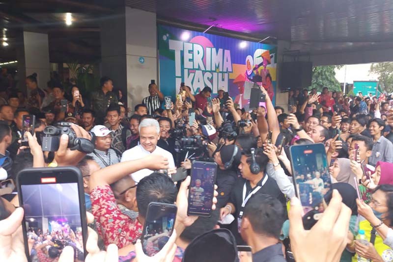 Antusiasme Warga hingga ASN Berebut Salaman dan Foto Bareng Ganjar Pranowo - Bagian 2