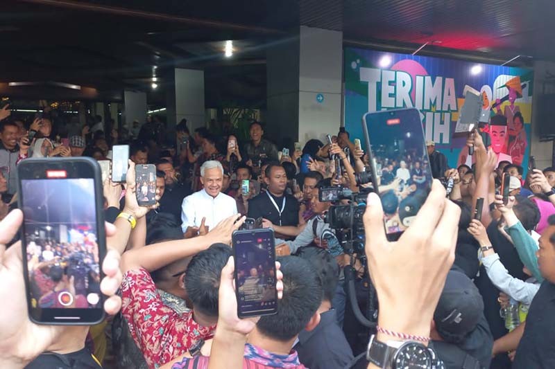 Antusiasme Warga hingga ASN Berebut Salaman dan Foto Bareng Ganjar Pranowo - Bagian 3