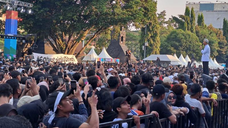 Ribuan Orang Tumpah Ruah di Kompleks Kantor Gubernur Jateng, Ganjar: I Love U Full