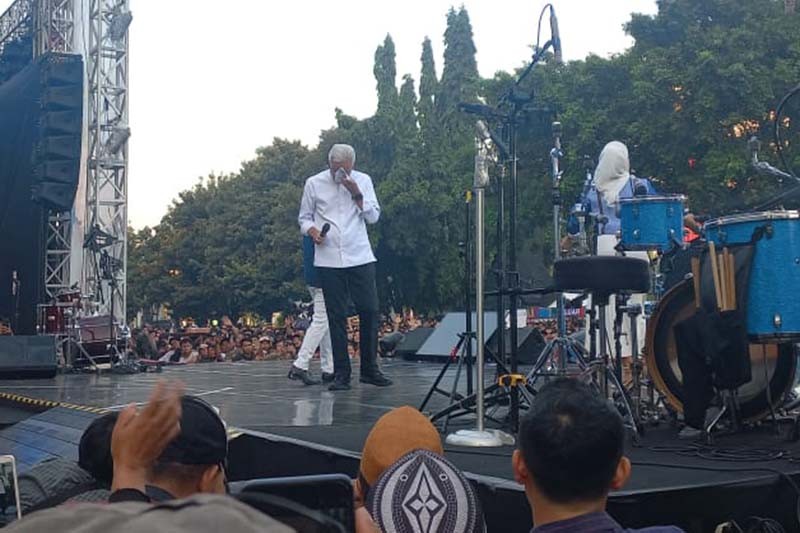 Momen Haru Ganjar Mengusap Air Mata usai Menonton Video Testimoni Warga Jateng - Bagian 2