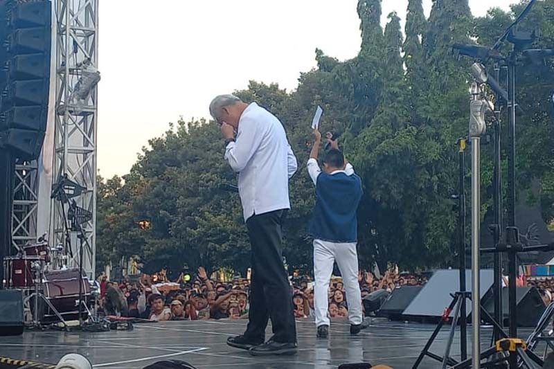 Momen Haru Ganjar Mengusap Air Mata usai Menonton Video Testimoni Warga Jateng - Bagian 3