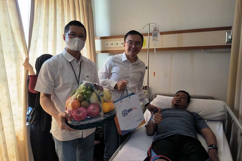 Wujud Empati, Direksi BRI Life Jenguk Sejumlah Nasabah di Rumah Sakit - Bagian 4
