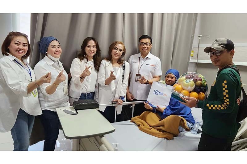 Wujud Empati, Direksi BRI Life Jenguk Sejumlah Nasabah di Rumah Sakit - Bagian 3