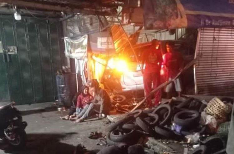 Kecelakaan di Sleman Hari Ini, Mobil Tabrak Motor dan Warung Sayur