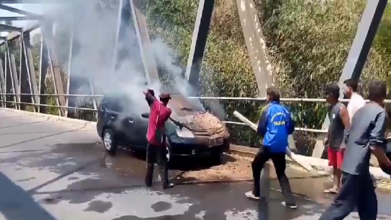 Minibus Ludes Terbakar di Panyingkiran Majalengka, Diduga akibat Korsleting Listrik