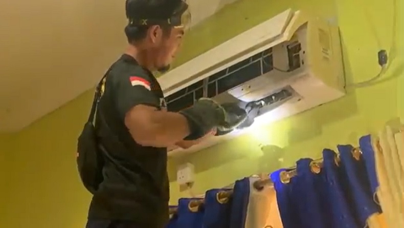 Tukang Servis Terkejut Saat Buka Penutup AC Kantor BKPSDM Ada Ular ...