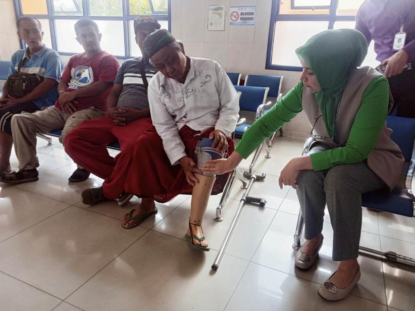 Enam Kepala Keluarga Dapat Bantuan Kaki Palsu dari Yayasan Bina Sehat Jember, Mereka Bahagia Bisa Menafkahi Keluarga