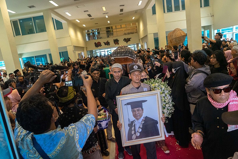 Penghormatan Terakhir Jenazah Rektor ISI Yogyakarta Timbul Raharjo - Bagian 1