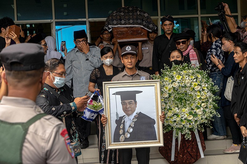 Penghormatan Terakhir Jenazah Rektor ISI Yogyakarta Timbul Raharjo - Bagian 2