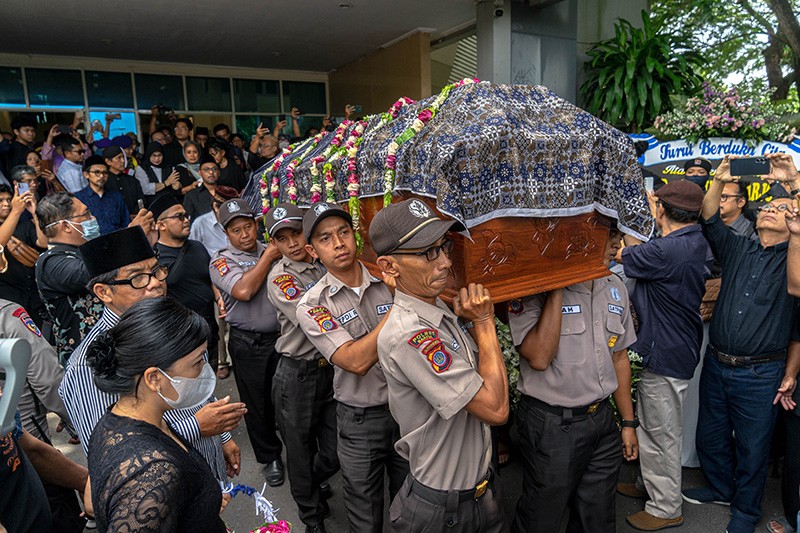 Penghormatan Terakhir Jenazah Rektor ISI Yogyakarta Timbul Raharjo - Bagian 3