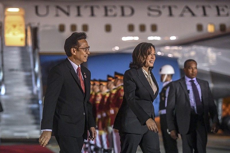 Wakil Presiden AS Kamala Harris Tiba di Indonesia - Bagian 1