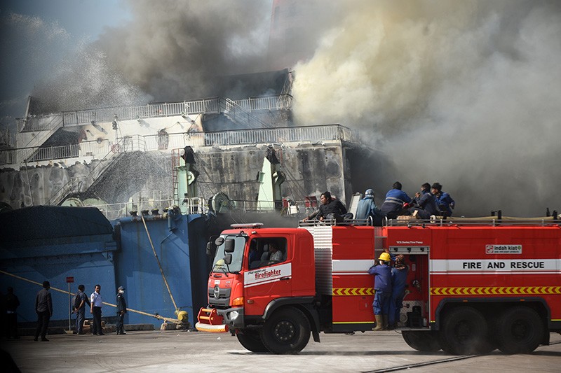 Kapal Feri Terbakar di Merak Diduga dari Percikan Api Truk Angkut Motor - Bagian 3