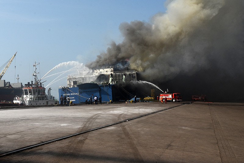 Kapal Feri Terbakar di Merak Diduga dari Percikan Api Truk Angkut Motor - Bagian 2