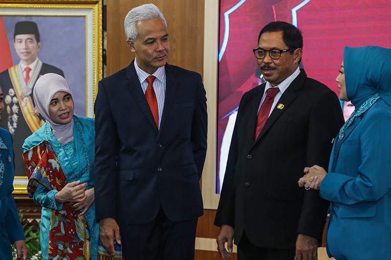 Ganjar Pranowo Serahkan Jabatan kepada Pj Gubernur Jateng Nana Sudjana - Bagian 2