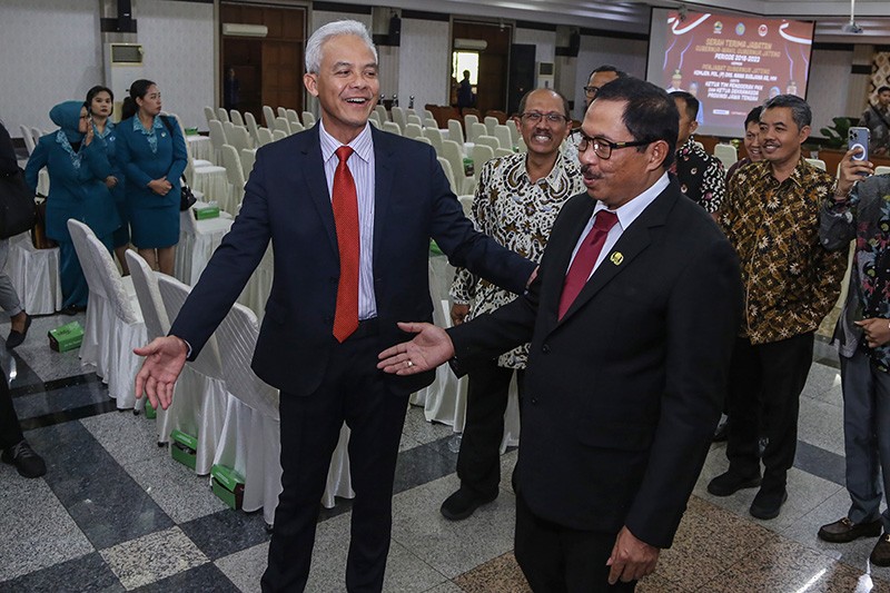 Ganjar Pranowo Serahkan Jabatan kepada Pj Gubernur Jateng Nana Sudjana - Bagian 1