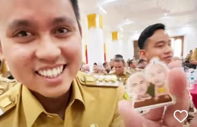 Kocak, Gibran Beri Hadiah Gantungan Kunci Bergambar Upin Ipin ke Bupati Kendal
