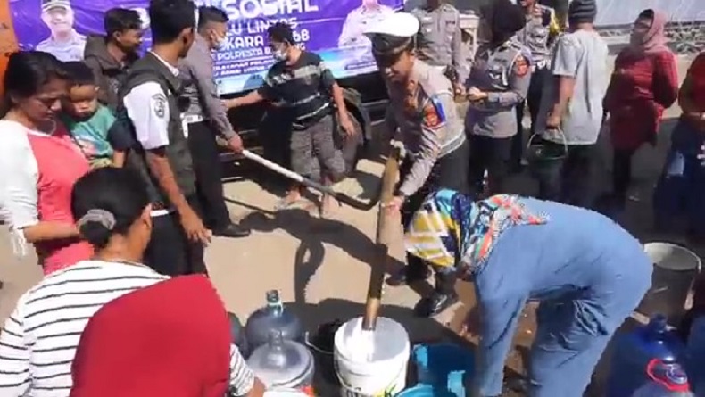 Polisi Distribusikan Air Bersih di Soreang Bandung, Sekejap Habis Diserbu Ema-emak