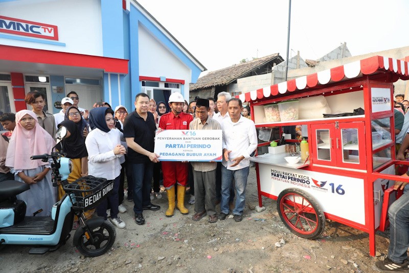 Tangis Bahagia Warga Tangerang Penerima Bedah Rumah, Uang Rp 15 Juta dan Gerobak Perindo - Bagian 4