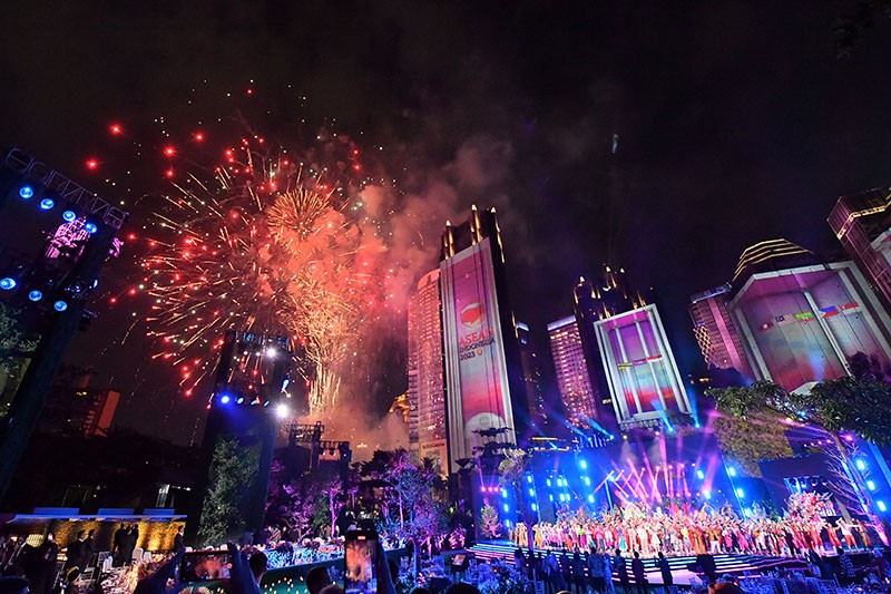 Warna-warni Video Mapping dan Kembang Api saat Gala Dinner KTT ke-43 ASEAN - Bagian 1