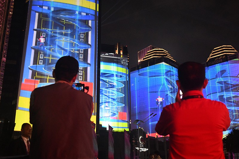 Warna-warni Video Mapping dan Kembang Api saat Gala Dinner KTT ke-43 ASEAN - Bagian 4