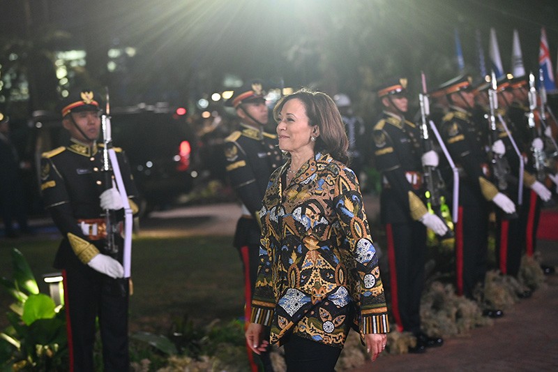 Penampilan Wapres AS Kamala Harris Pakai Batik Hadiri Gala Dinner KTT ASEAN - Bagian 2
