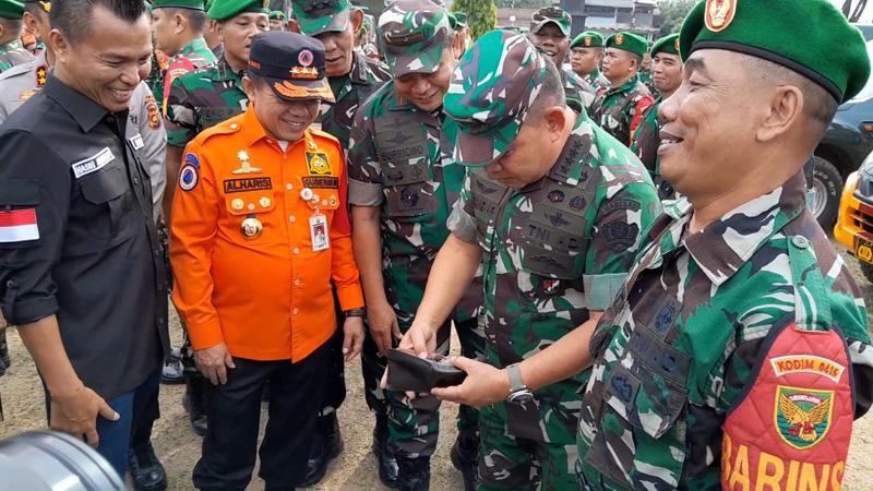 KSAD Bagikan Uang Rp100 Juta usai Periksa Dompet Babinsa Hanya Berisi Rp2.000