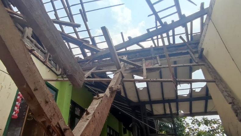 Atap SDN 042 Gambir Bandung Ambruk, 4 Murid Terluka Terkena Reruntuhan Bangunan