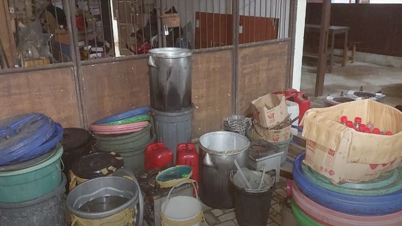 4 Pabrik Miras Lokal di Merauke Digerebek, Sejumlah Orang Diamankan