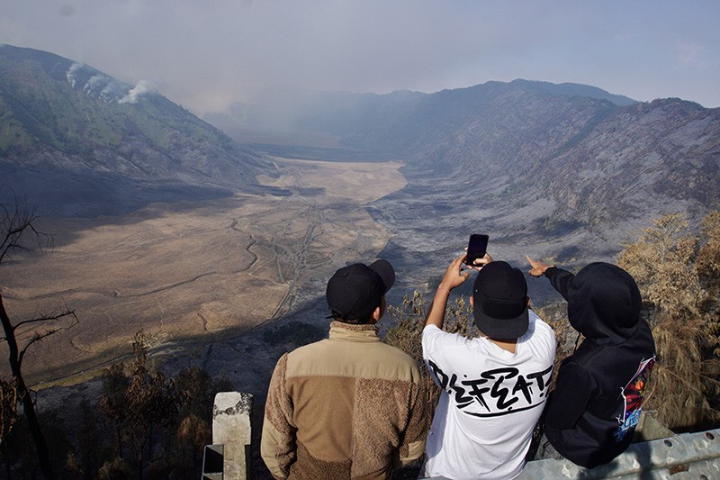 Buntut Kebakaran Bukit Teletubbies Gunung Bromo gegara Flare Prewedding - Bagian 2