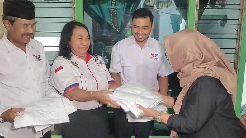 title Bacaleg Partai Perindo Jeannie Latumahina Bagikan Kaos Karnaval ke Warga Kediri Bacaleg Partai Perindo Jeannie Latumahina Bagikan Kaos Karnaval ke Warga Kediri