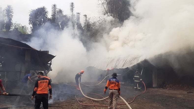 title Toko Bahan Bangunan di Baros Sukabumi Ludes Terbakar, Diduga gegara Puntung Rokok Toko Bahan Bangunan di Baros Sukabumi Ludes Terbakar, Diduga gegara Puntung Rokok