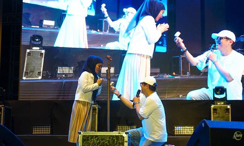 Heboh, Bacaleg Perindo Madiun Lamar Kekasih di Panggung Konser Musik