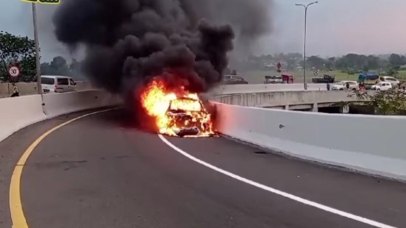 Sedan Mercy Terbakar Tol Cisumdawu, Pengemudinya Lansia asal Yogyakarta