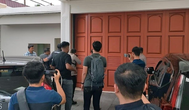 title Detik-Detik Penangkapan Perampok Sadis di Bengkalis, Rumah Dikepung Polisi Detik-Detik Penangkapan Perampok Sadis di Bengkalis, Rumah Dikepung Polisi