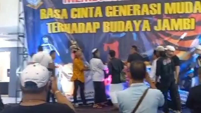 title Heboh Tari Erotis LGBT di Acara Budaya dan UMKM Jambi Dibubarkan Warga Heboh Tari Erotis LGBT di Acara Budaya dan UMKM Jambi Dibubarkan Warga