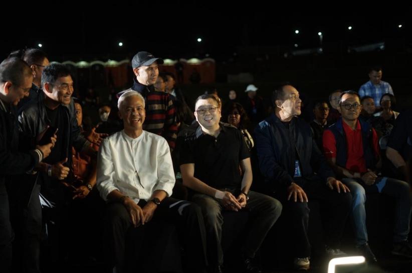 Momen Ganjar Nonton Konser LMAC Music Forall Fest, Bergaya Santai dengan Kemeja Putih    - Bagian 1