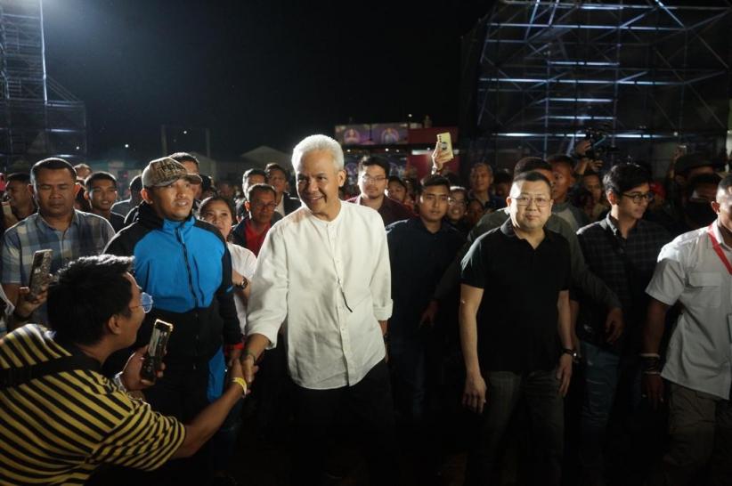 Momen Ganjar Nonton Konser LMAC Music Forall Fest, Bergaya Santai dengan Kemeja Putih    - Bagian 2