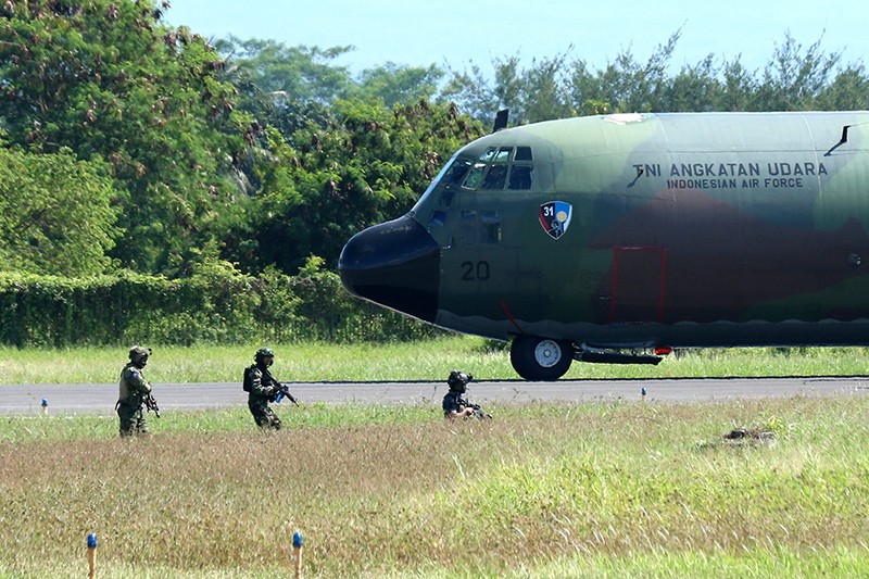 Tentara Gabungan 6 Negara Rebut Bandara Banyuwangi yang Dikuasai Musuh - Bagian 1