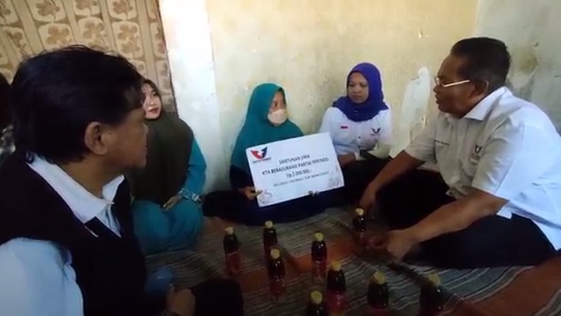 Bacaleg Perindo Serahkan Santunan kepada Keluarga Pemegang KTA Berasuransi di Sidoarjo