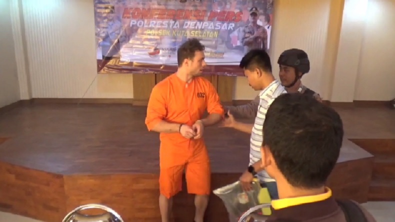 title Penampakan Bule Penganiaya Warga Bali Kini Ditangkap Polisi, Badan Kekar Tangan Diborgol Penampakan Bule Penganiaya Warga Bali Kini Ditangkap Polisi, Badan Kekar Tangan Diborgol