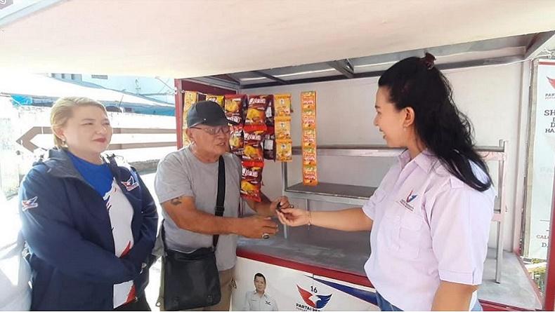 Bantu Pelaku UMKM, Caleg Partai Perindo Berikan Gerobak ke Pedagang di Manado