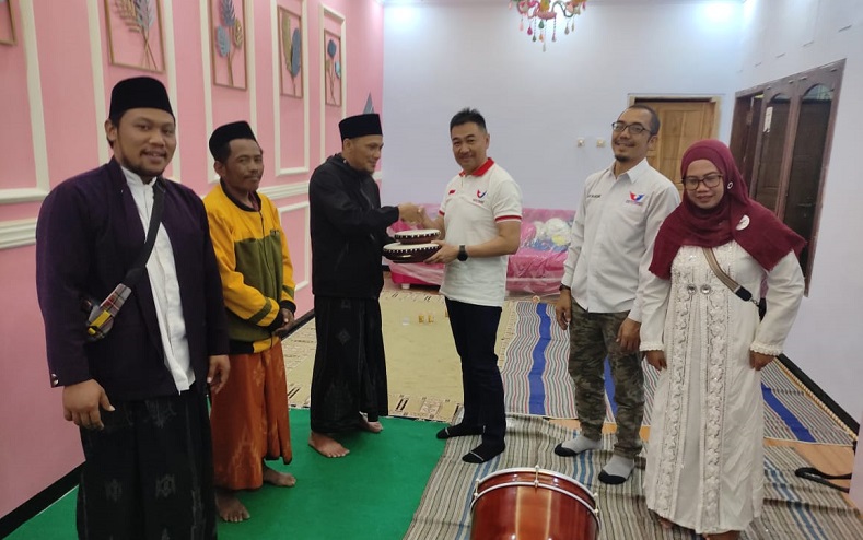 Ketua DPP Perindo Christophorus Taufik Serahkan Peralatan Rebana pada Grup Sholawat di Malang 