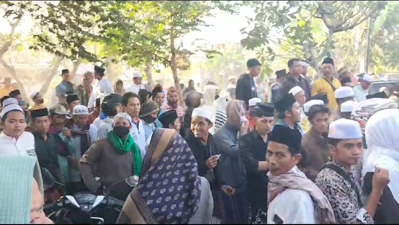 Ratusan Warga Pamekasan Rusak dan Tutup Paksa Tempat Karaoke Miga Jaya