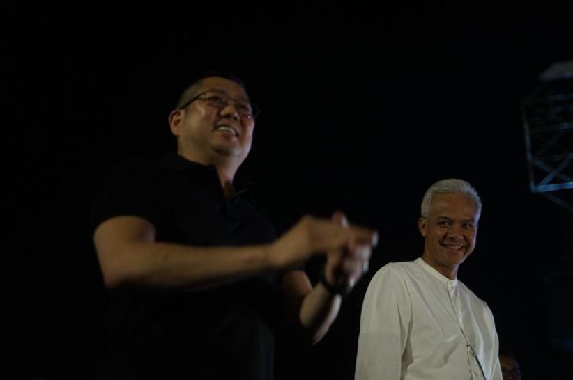 Momen Ganjar Nonton Konser LMAC Music Forall Fest, Bergaya Santai dengan Kemeja Putih    - Bagian 3