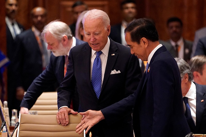 Momen Jokowi Duduk Diapit Joe Biden dan Narendra Modi di KTT G20 India - Bagian 2