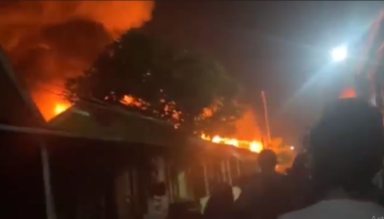 2 Rumah di Makassar Ludes Terbakar, Api Berkobar Bikin Panik Warga