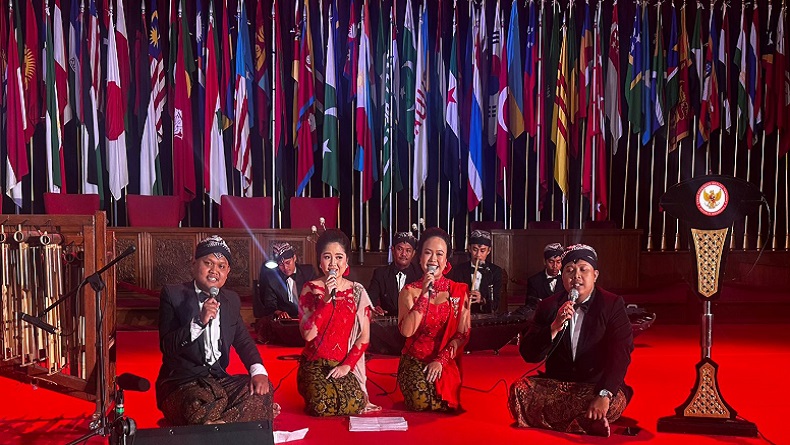 Lokatmala Foundation Boyong Mamaos Cianjuran Menggema di Gedung Merdeka Bandung