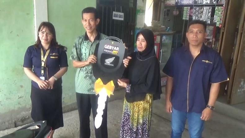 MNC Finance Serahkan Hadiah kepada Nasabah di Kendari, Menang Undian Motor