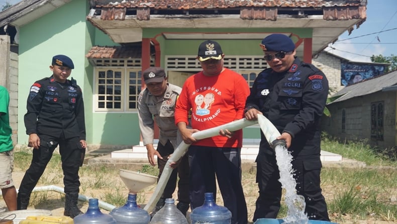 Polisi Bagikan Air Bersih ke Warga Bangka Tengah dan Pangkalpinang yang Terdampak Kekeringan